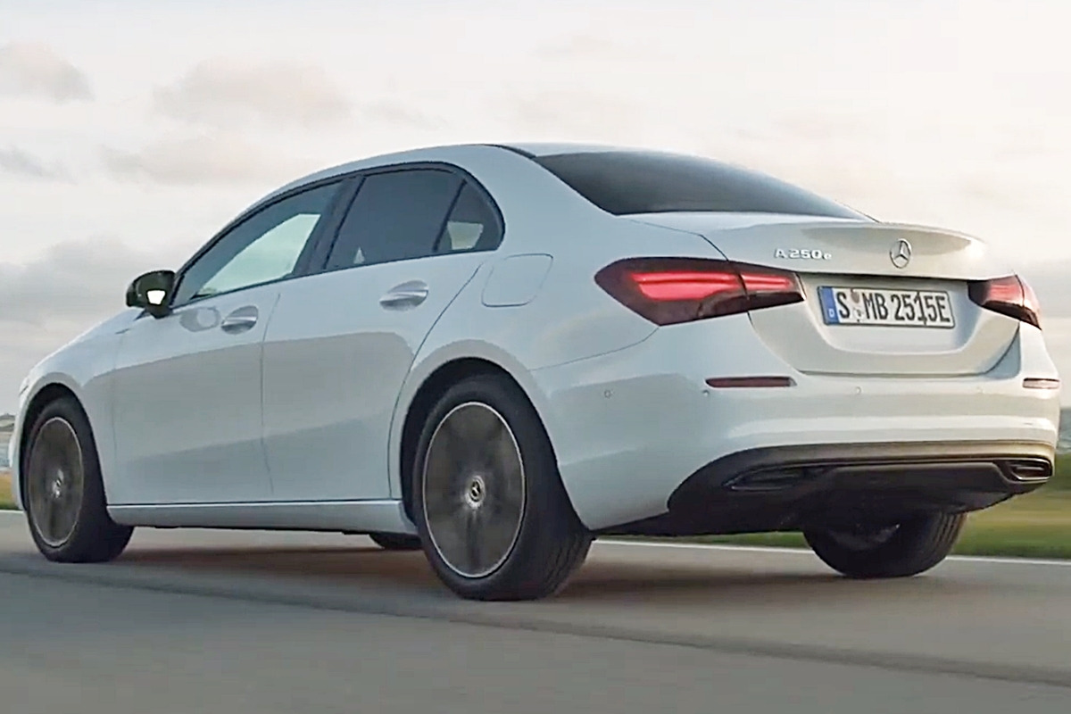 A클래스세단_YouTube 'Nick O'Leary'.jpg