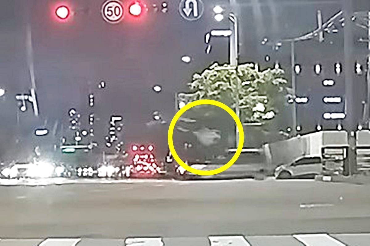 공중에 뜨는 무단횡단자 사진 출처 = Youtube '한문철TV'.jpg