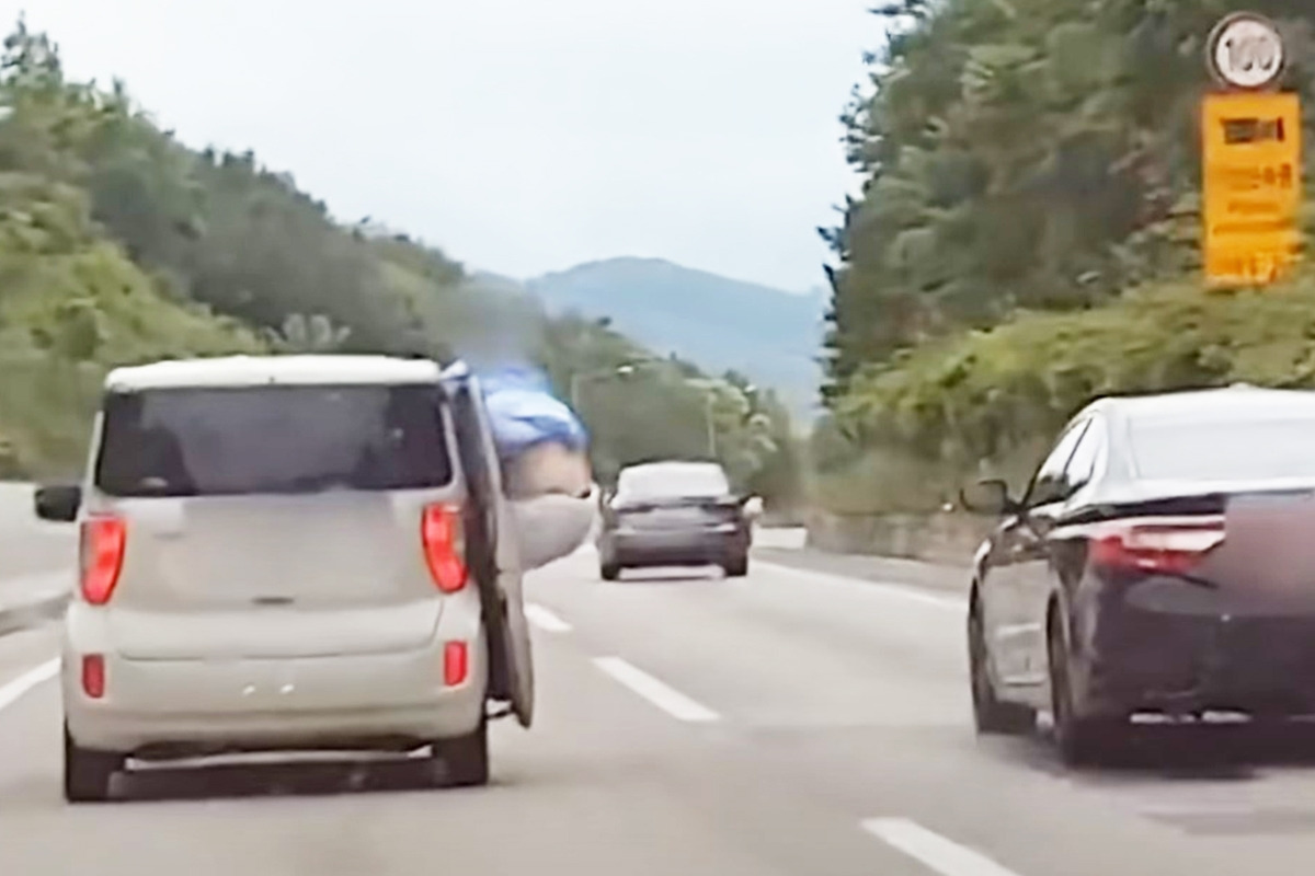 한문철TV 달리는 레이에서 춤추는 남자.jpg