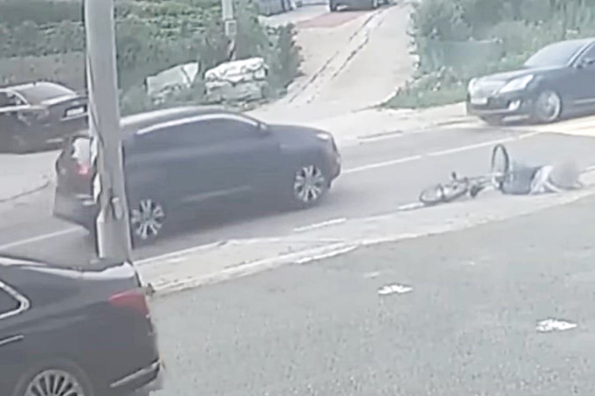 뒷차에 놀라 넘어지는 자전거 사진 출처 = Youtube '한문철TV'.jpg