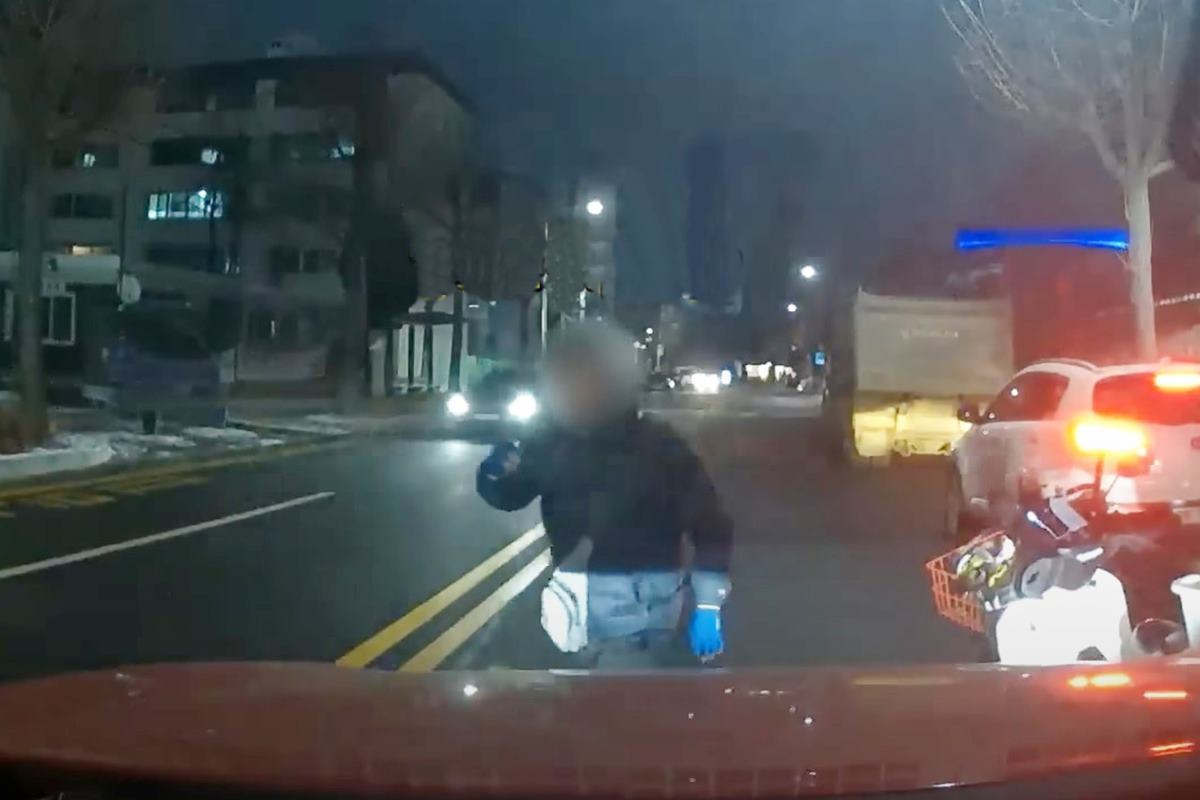 내려서 시비를 거는 오토바이 운전자, 사건과 무관한 사진 사진 출처 = 유튜브 채널 '그것이 블랙박스'.jpg