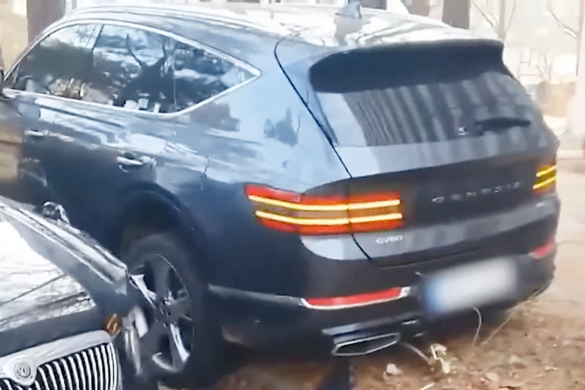 4_급발진 후 멈춰 선 제네시스 GV80_유튜브 채널 '한문철 TV'.jpg