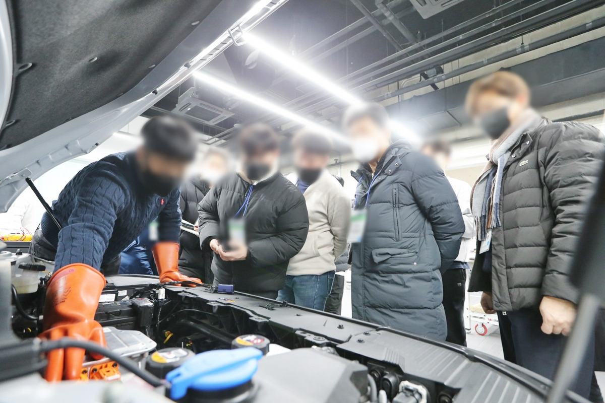6_전기차 수리 노하우 공유_매일경제.jpg