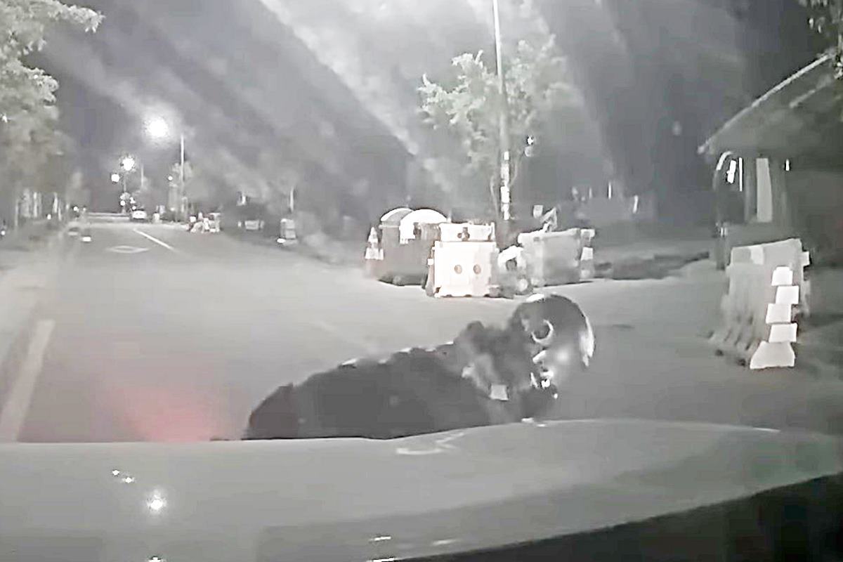 부딪쳐 넘어진 오토바이 운전자 사진 출처 = Youtube '한문철TV'.jpg