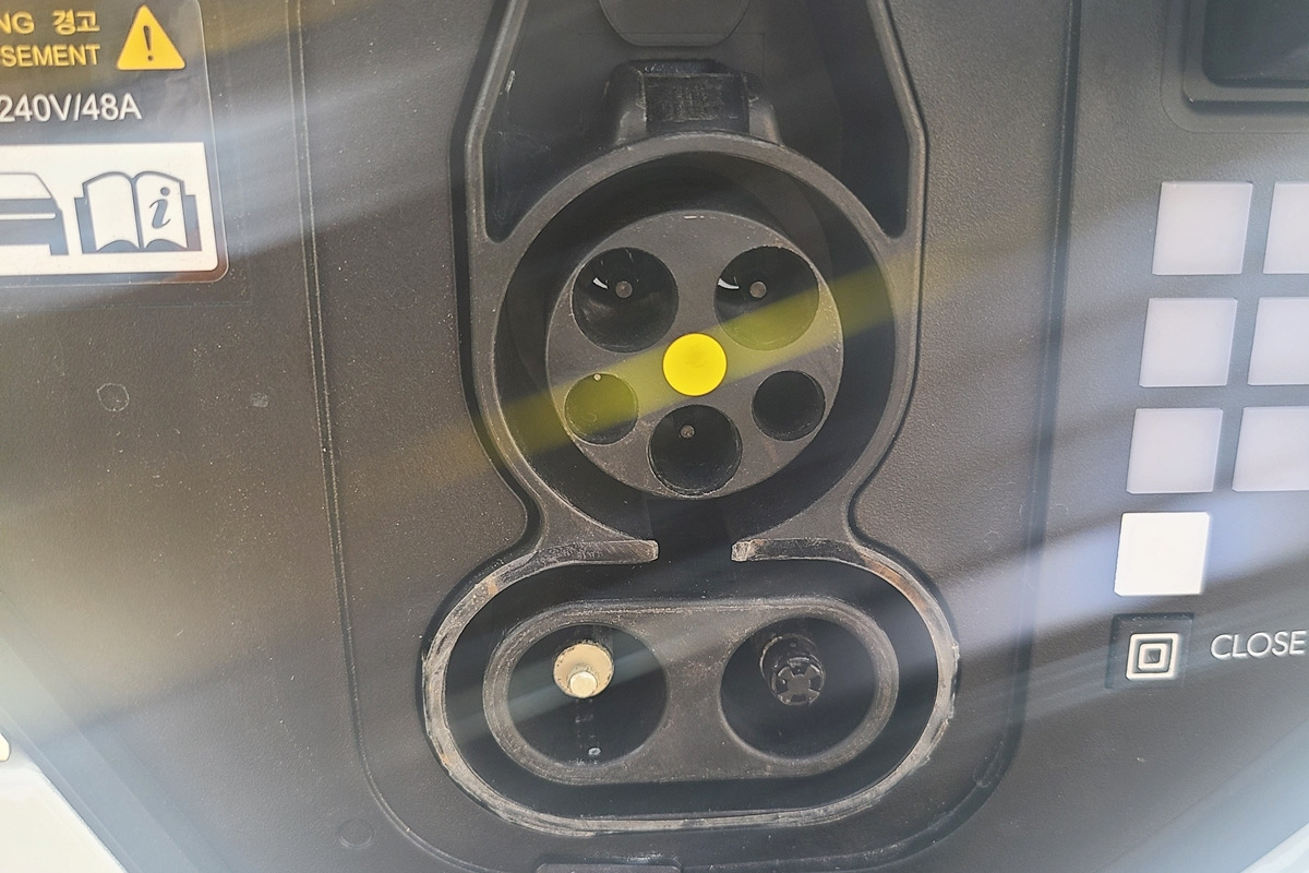 1_정상적인 아이오닉 5의 충전 단자.jpg