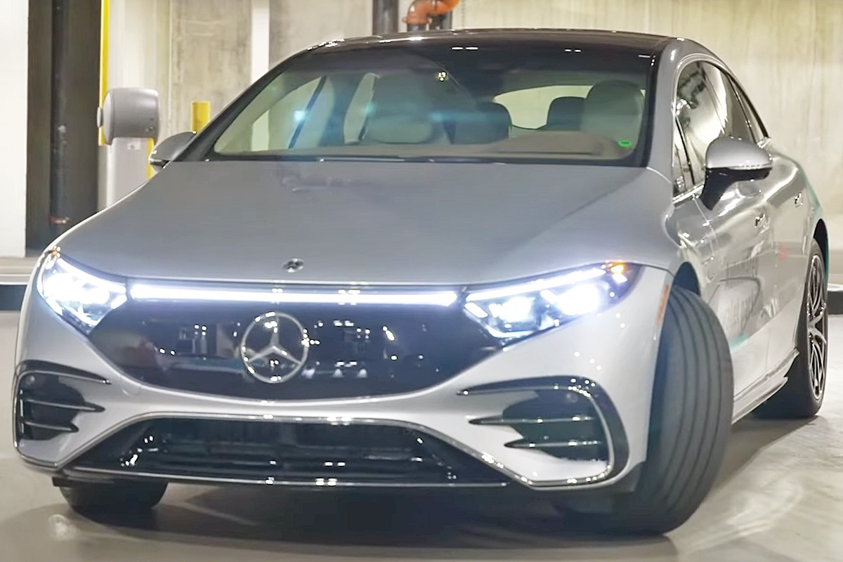 5_인텔리전트 파크 작동 중인 메르세데스-EQ EQS_유튜브 채널 'DPCcars'.jpg