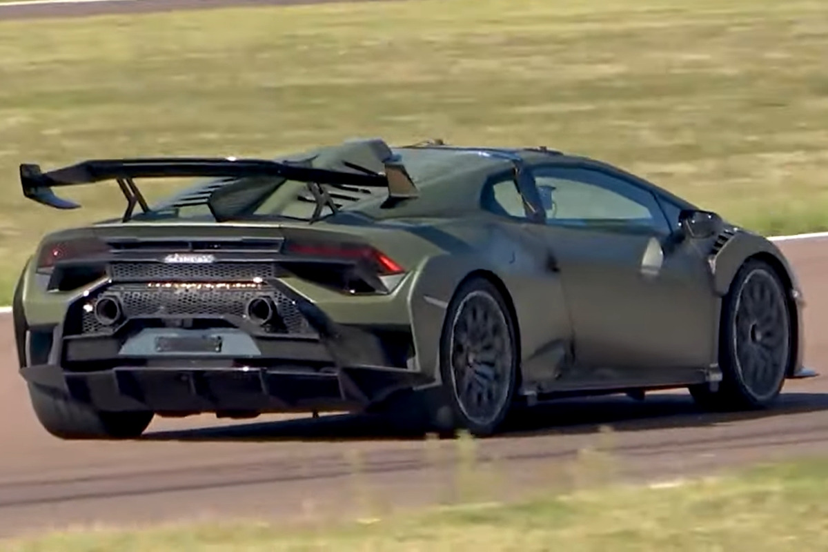 7_페라리 피오라노 트랙에서 주행 중인 람보르기니 우라칸 STO_유튜브 채널 'Varryx'.jpg