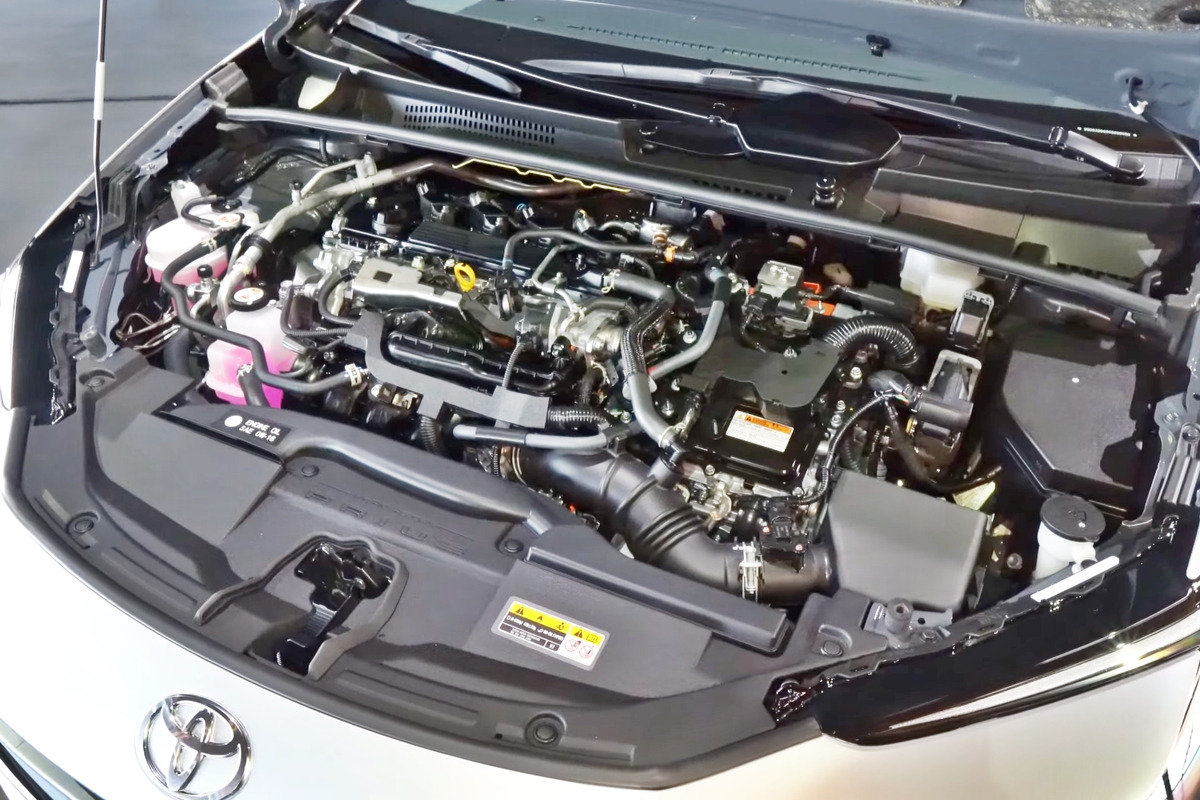 2_토요타 프리우스 엔진룸_유튜브 채널 'Raiti's Rides'.jpg