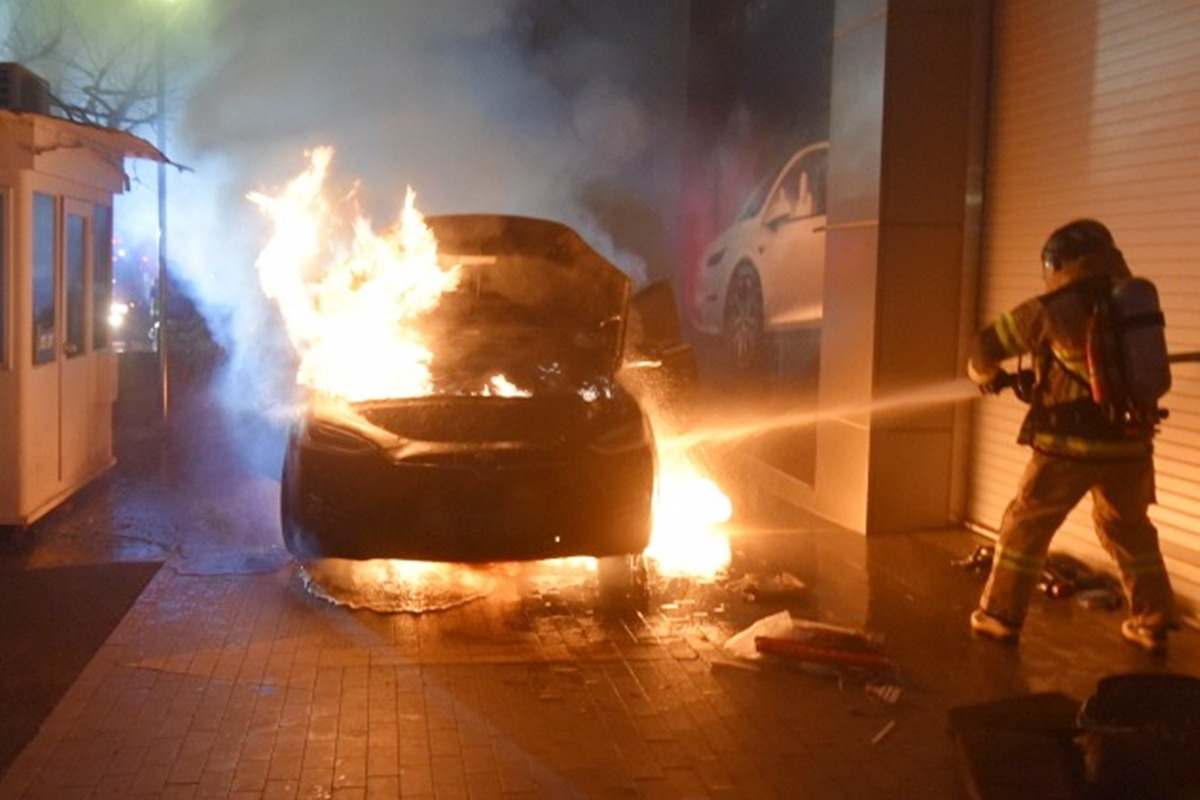 6_1월 7일 서울 성동구 테슬라 서비스센터에서 발생한 모델 X 화재.jpg