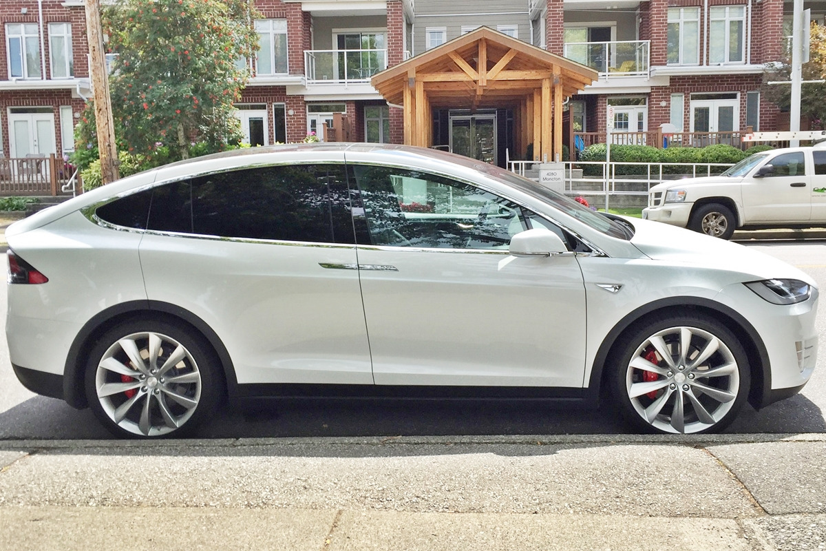 1_테슬라 모델 X_Green Car Reports.jpg