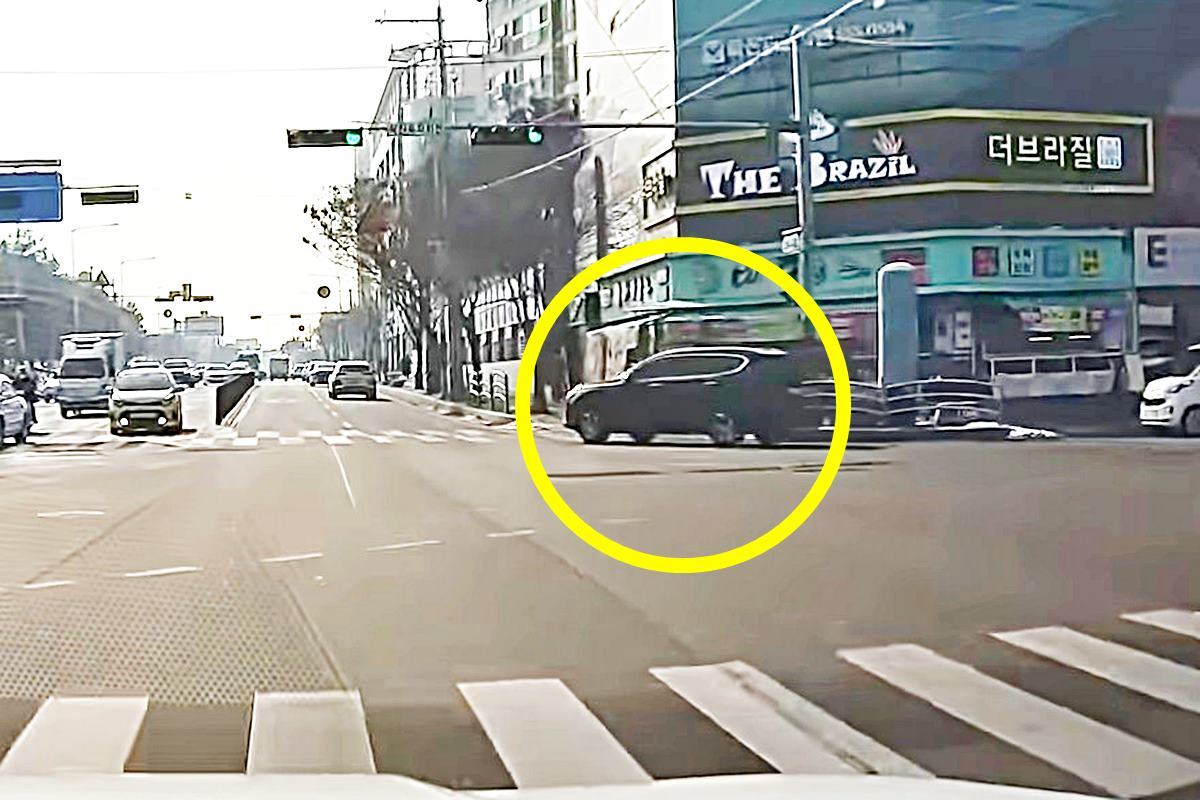 우회전 하려는 가해 차량 한문철TV.jpg