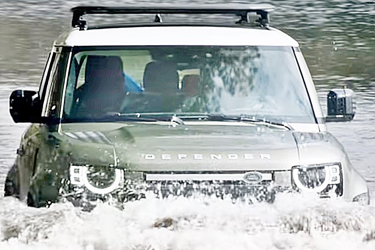 0_신형 디펜더 도강_유튜브 채널 'Land Rover'.jpg