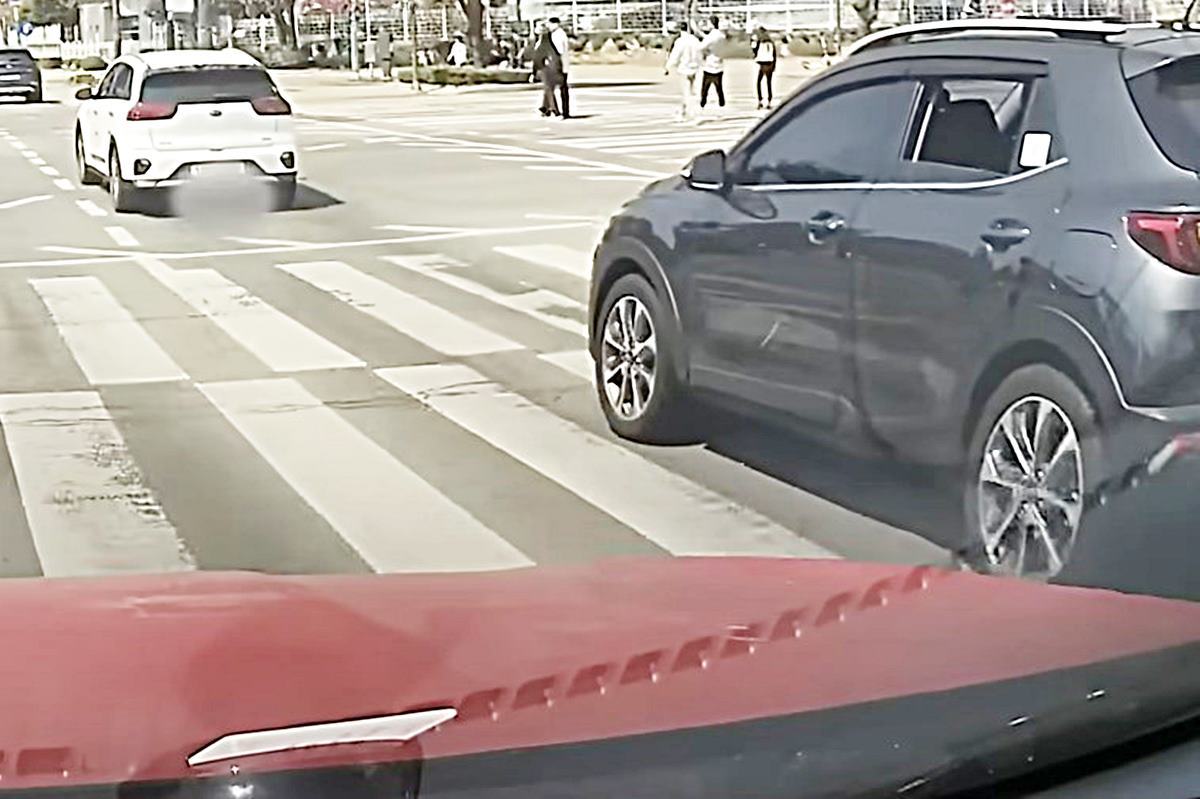 2차선 좌회전을 할 조짐을 보이는 가해자 Youtube 그것이 블랙박스.jpg