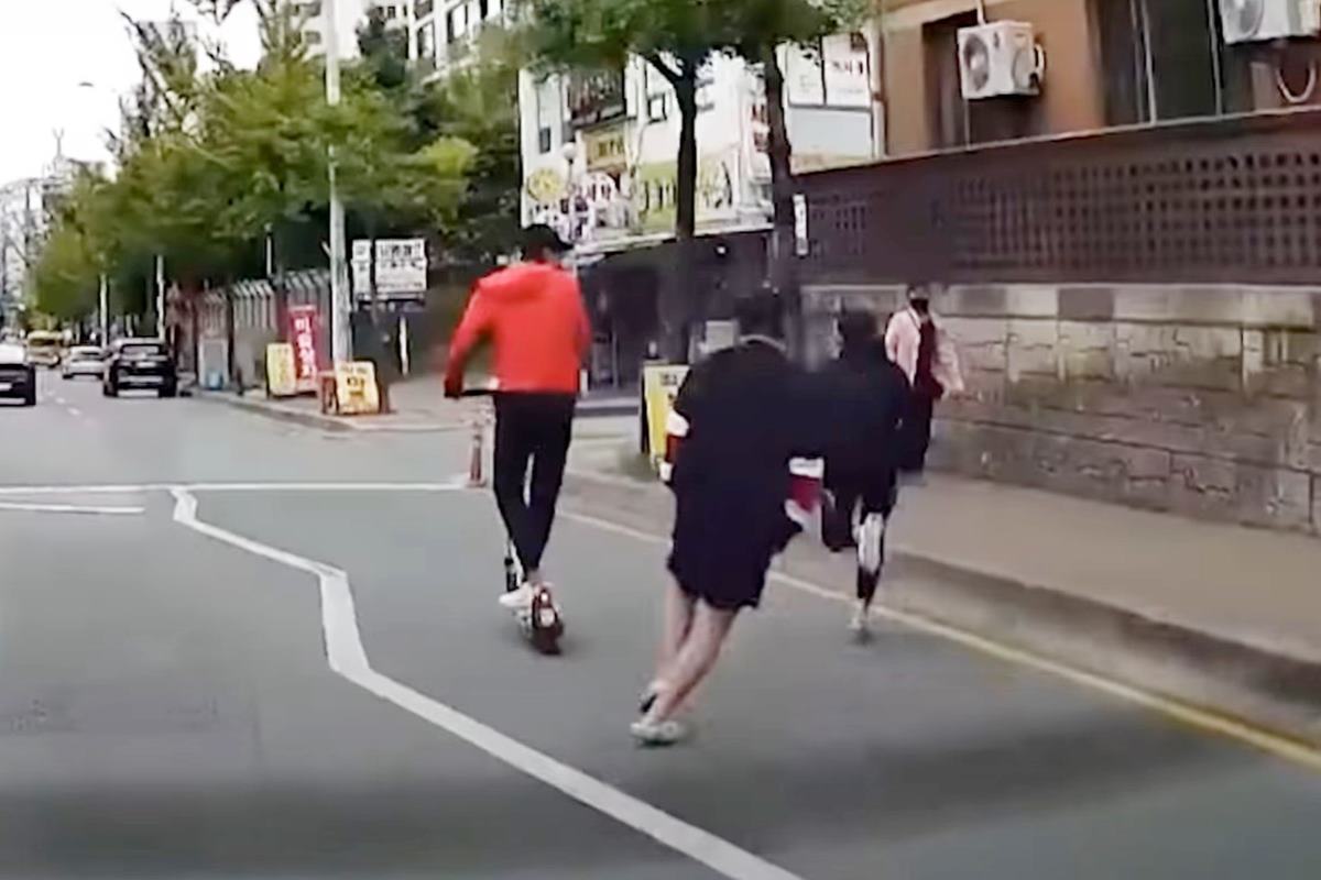 무개념 킥보드 운전자들 사진 출처 = 유튜브 채널 '블박맛집'.jpg