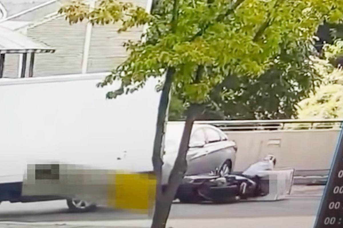 후진 중인 차에 부딪쳐 넘어지는 오토바이 사진, 사건과 무관한 사진 출처 = Youtube '블박맛집'.jpg