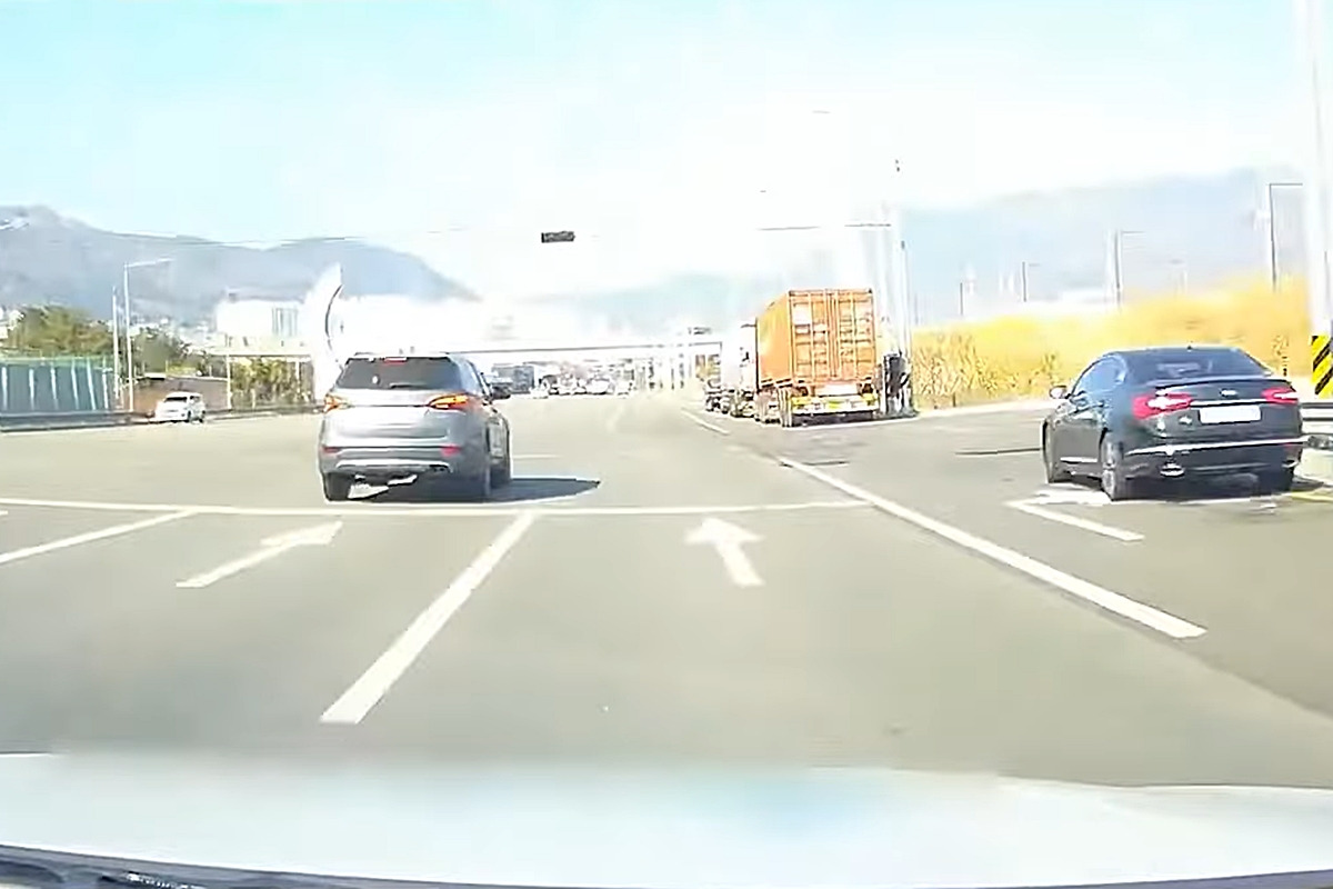 2_급차로변경 사고_유튜브 채널 '한문철 TV'.jpg