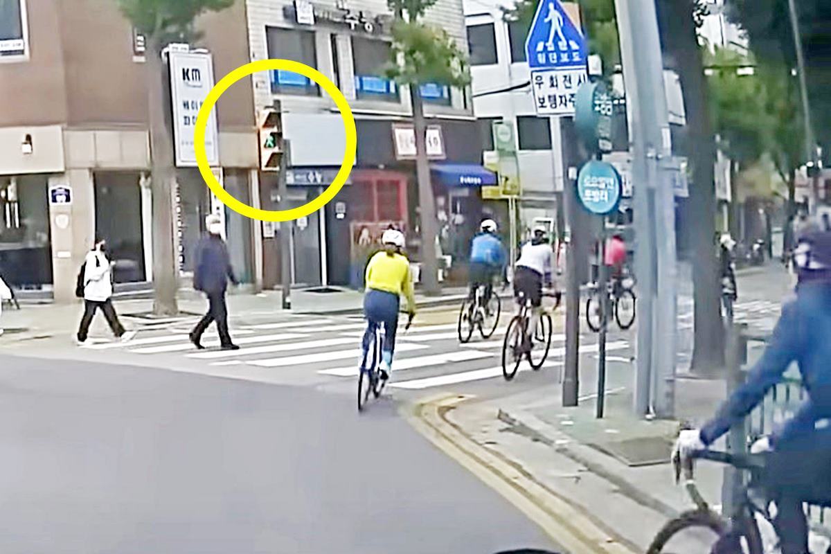 보행자 신호임에도 가는 자전거 동호회 회원들 사진 출처 = Youtube '블박맛집'.jpg