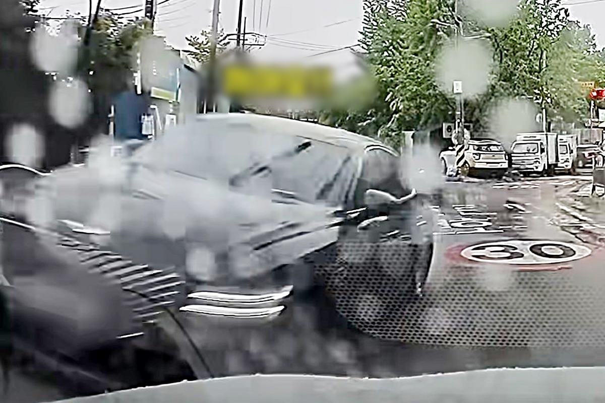 앞차와의 추돌로 차체가 뜬 사고 차량 사진 출처 = 유튜브 채널 '한문철TV'.jpg