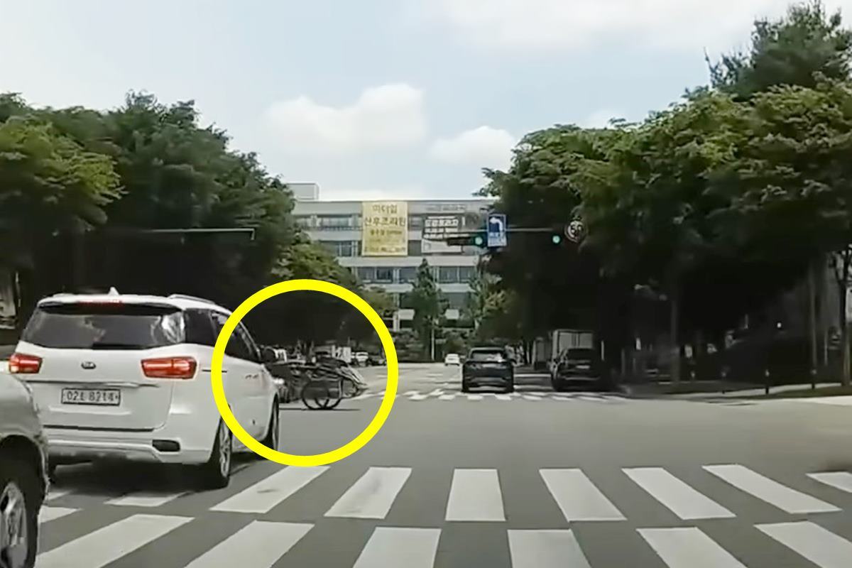 교차로에 진입하자 보이는 리어카 사진 출처 = 유튜브 채널 '한문철TV'.jpg