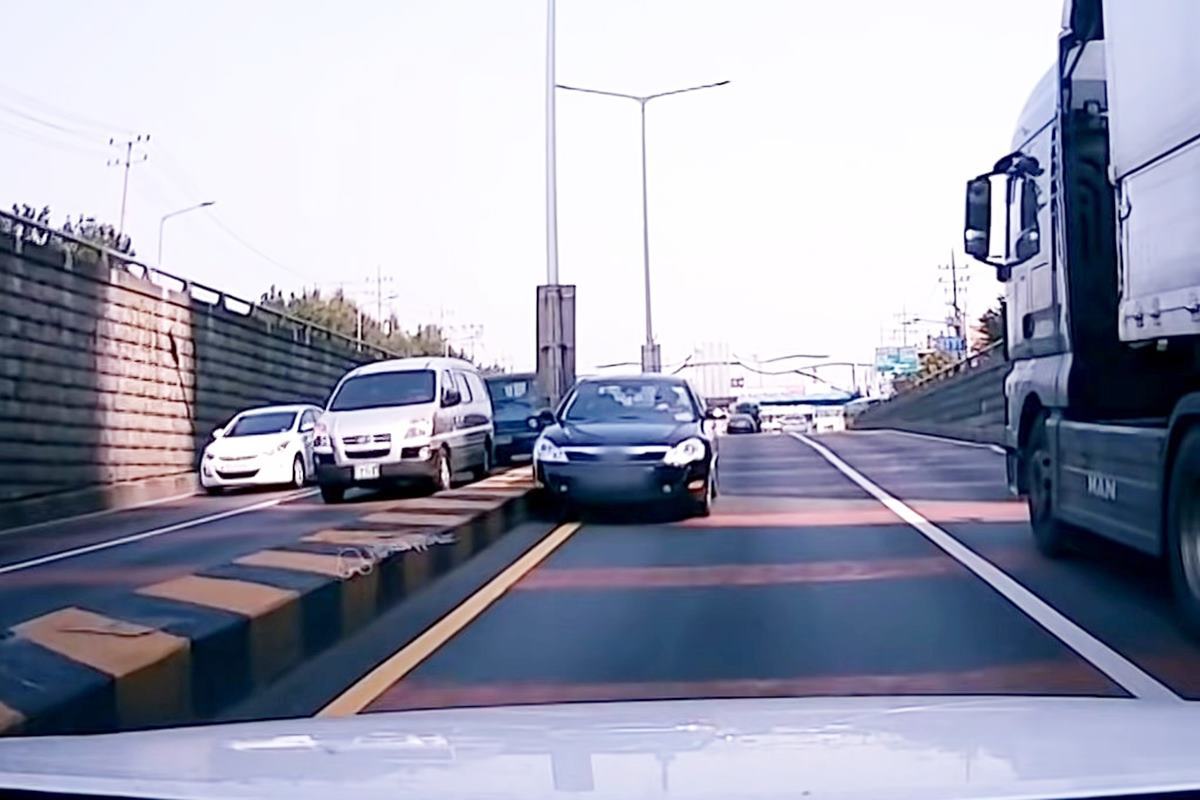 역주행으로 들어와 빠져나가려는 사례 사진 출처 = Youtube '맨인블박'.jpg