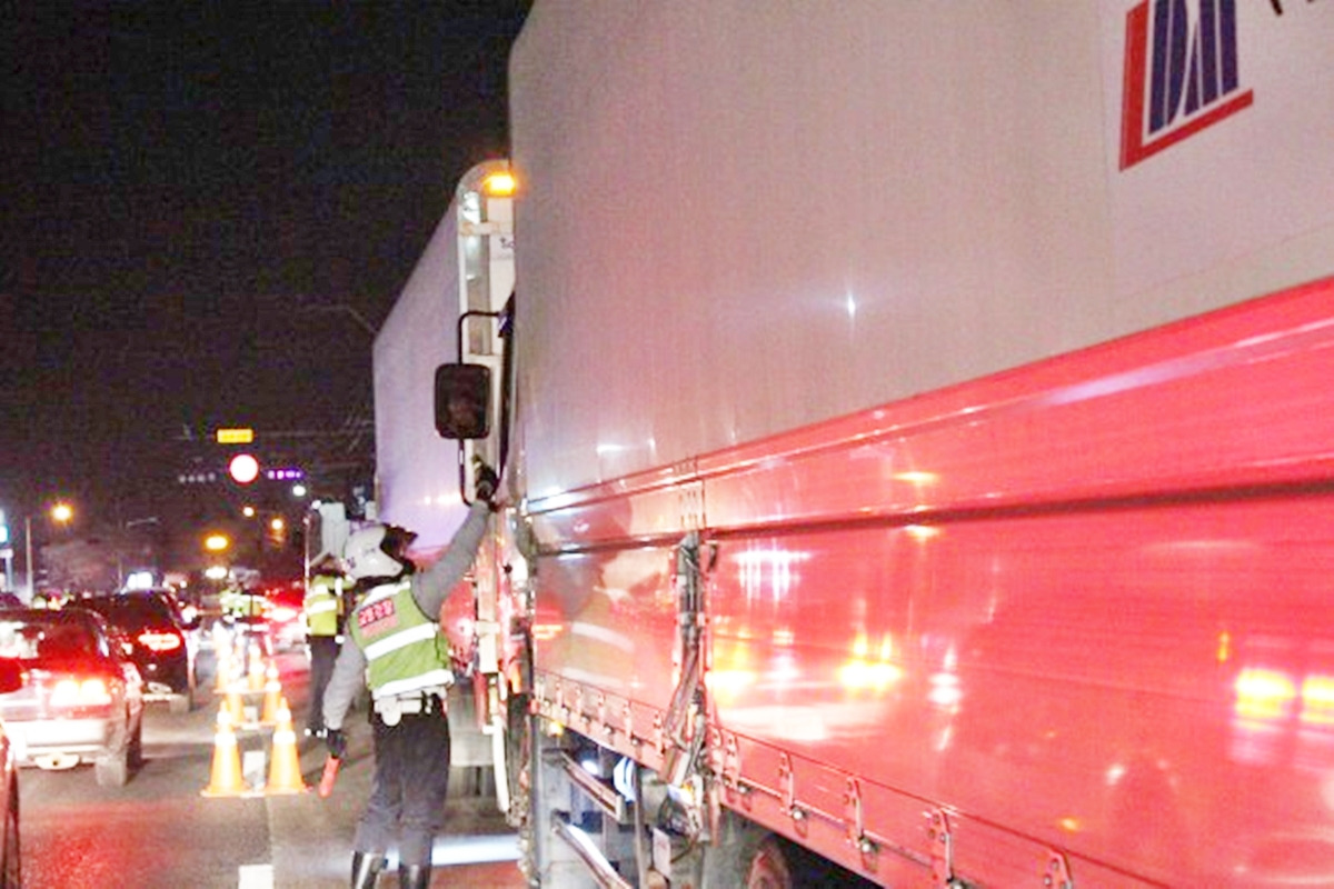 5_대형 화물차 음주 단속 현장_경상투데이.jpg