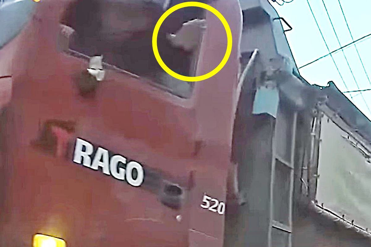 웃으면서 손을 흔드는 트럭 운전사 사진 출처  = Youtube '그것이 블랙박스'.jpg