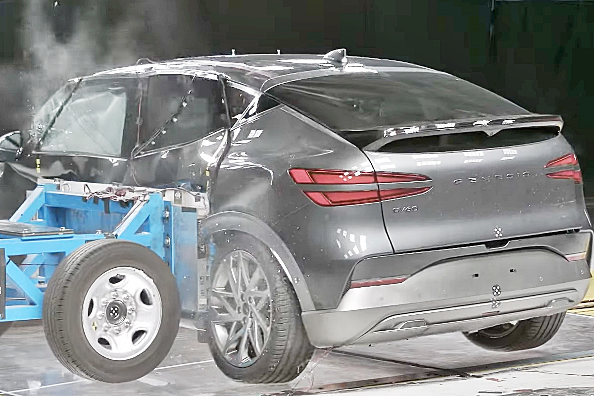 4_제네시스 GV60 측면 충돌 테스트_유튜브 채널 'Euro NCAP'.jpg
