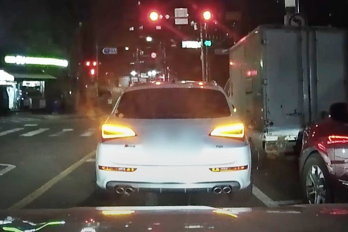 갑자기 차를 세운 가해자의 차 사진 출처 = 유튜브 채널 '한문철TV'.jpg