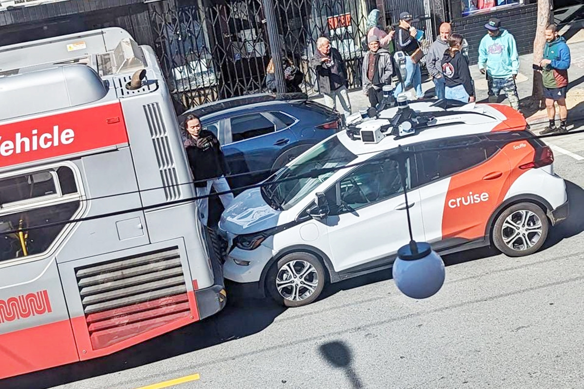 6_추돌 사고를 낸 크루즈 로보 택시_'Forbes'.jpg