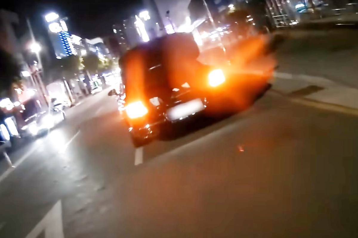 기사의 전동휠을 가지고 가버리는 밴틀리 사진 출처 = 유튜브 채널 '한문철TV'.jpg