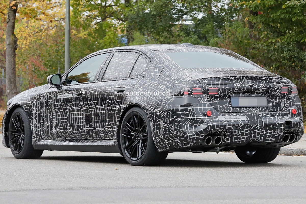 7_BMW G90 M5 스파이샷_Auto Evolution.jpg