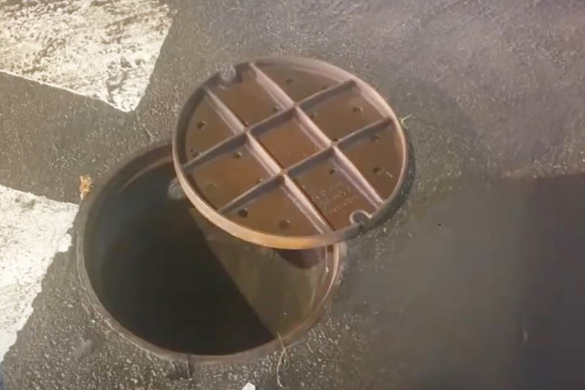 사고 당시 열려있던 맨홀 사진 출처 = 유튜브 채널 '한문철TV'.jpg