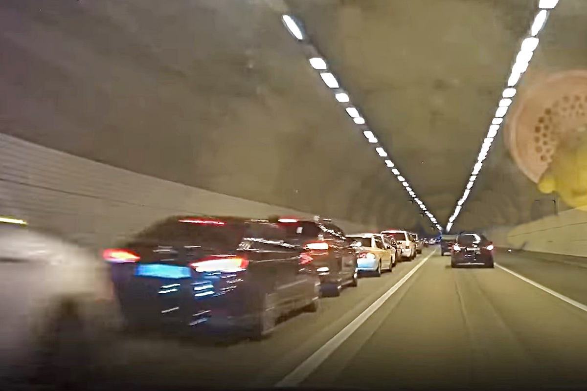 안전거리 미확보로 발생한 연쇄 추돌 사고 사진 출처 = Youtube '그것이 블랙박스'.jpg