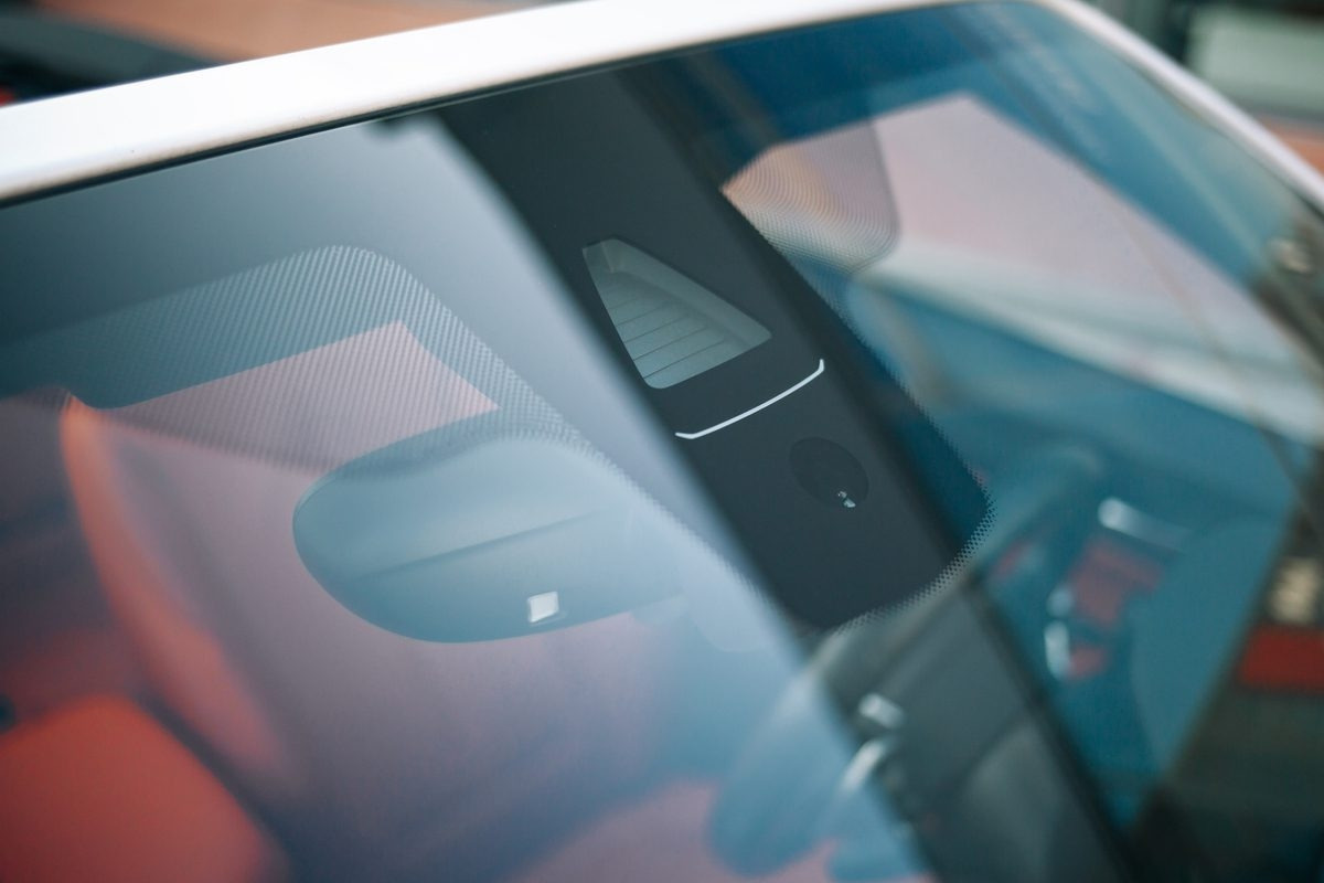 3_ADAS 센서 장착된 앞유리.jpg