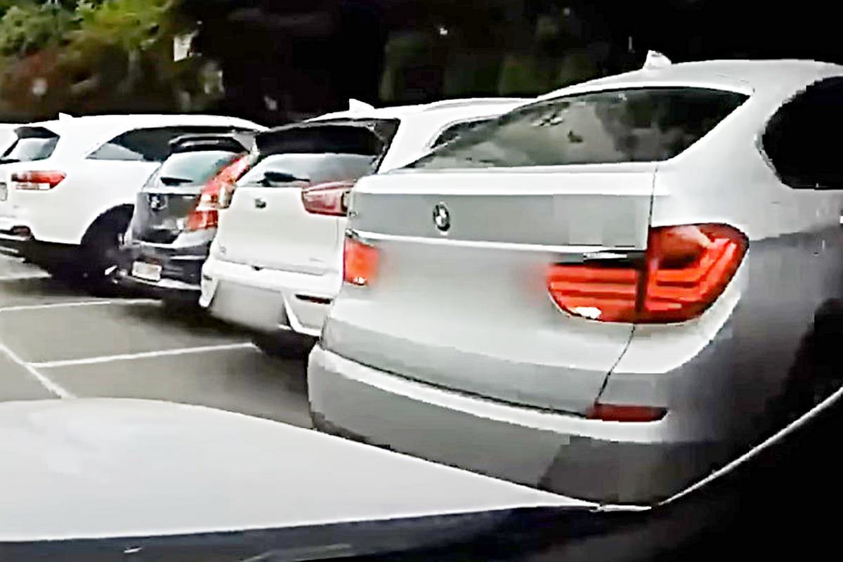 후진으로 출차하던 차와 발생한 사고 사진 출처 = Youtube '한문철TV'.jpg 2.jpg