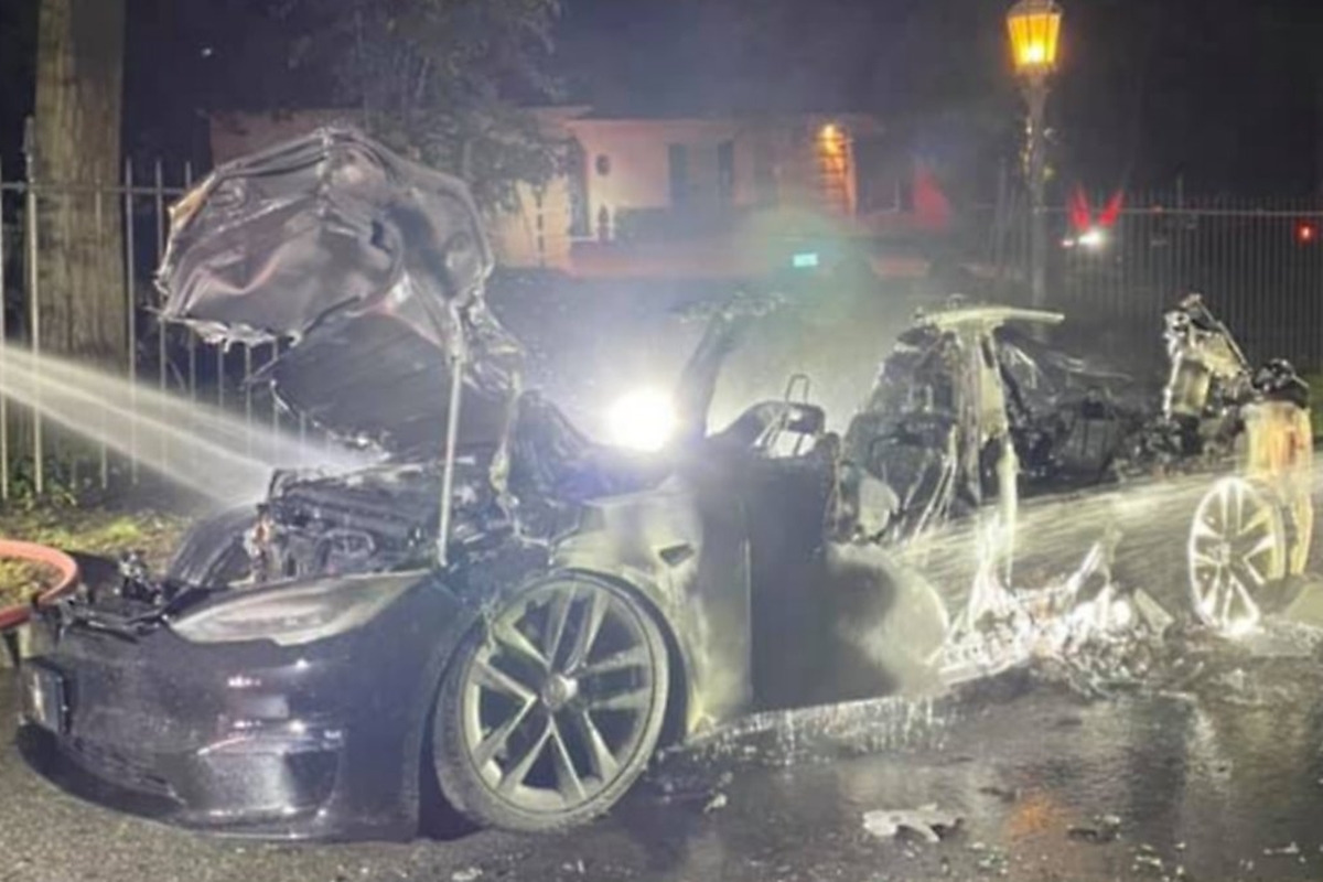 3_테슬라 모델 S 화재_CarBuzz.jpg