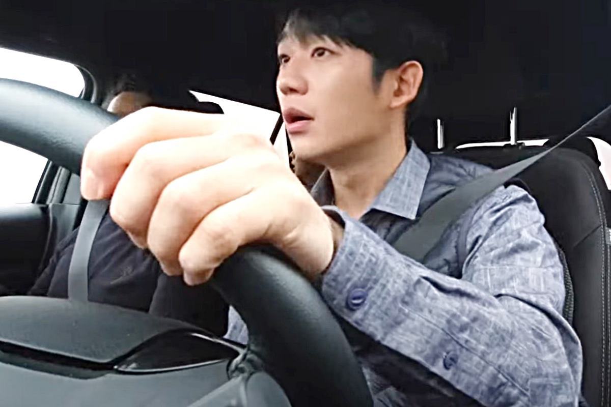 운전 중인 정해인 사진 출처 = '정해인의 걸어보고서'.jpg