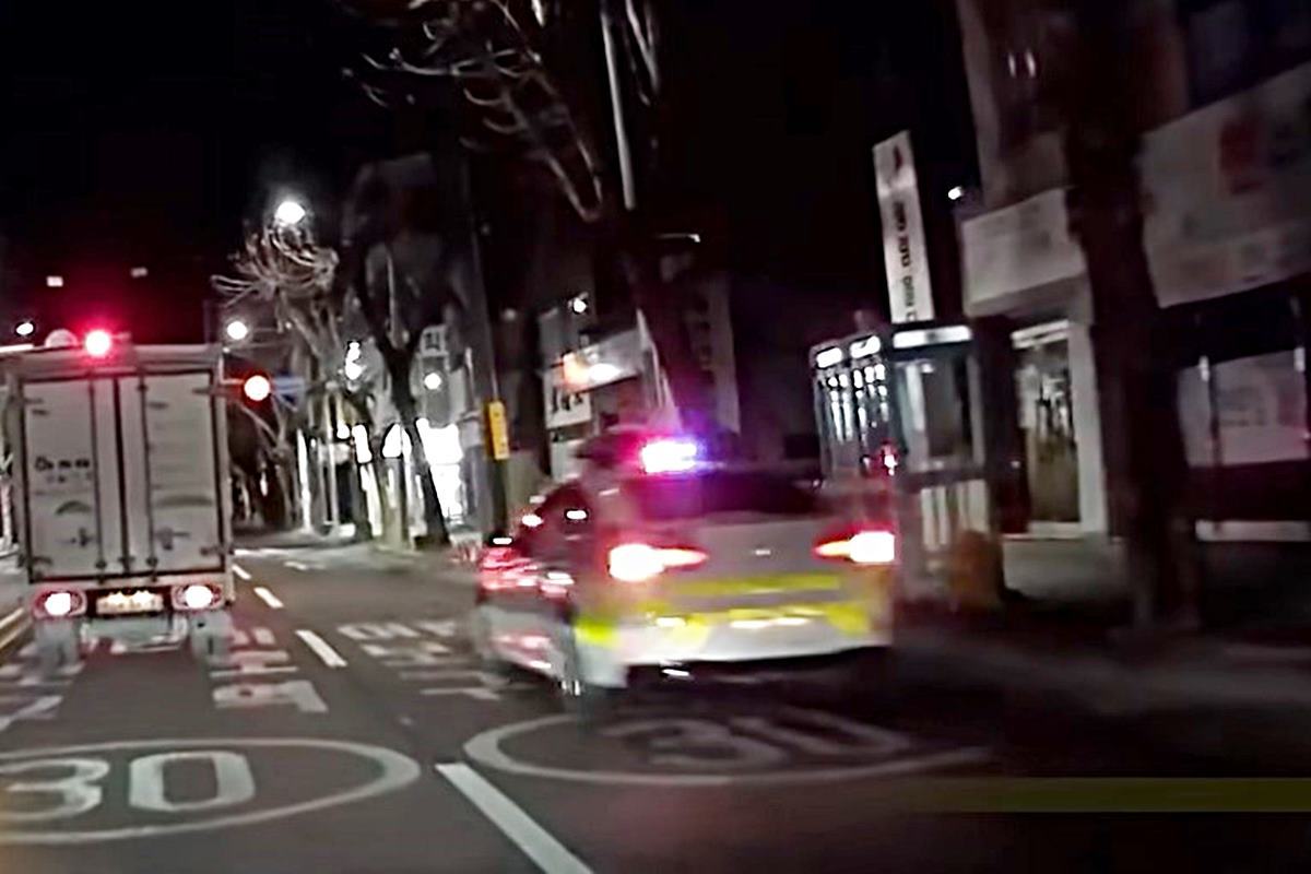 도주차량을 추적하는 경찰차 사진 출처 = 유튜브 채널 '그것이 블랙박스'.jpg