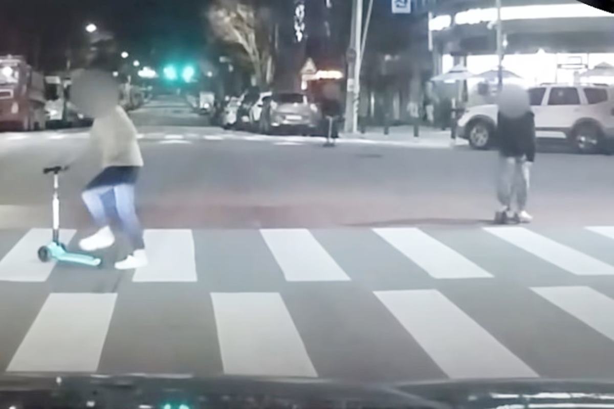 씽씽이를 타고 차를 막는 초등학생 사진 출처 = 유튜브 채널 '한문철TV'.jpg