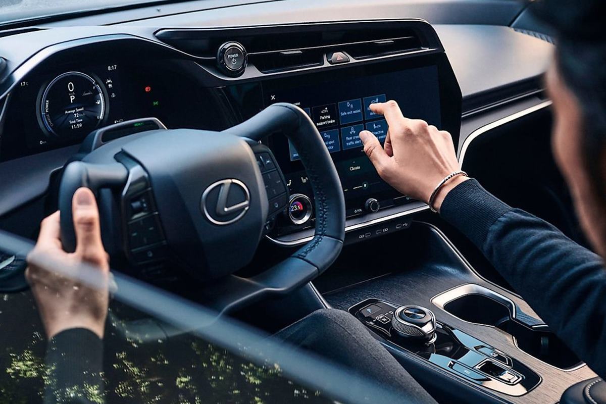 렉서스 RZ 요크스티어링 휠.jpg