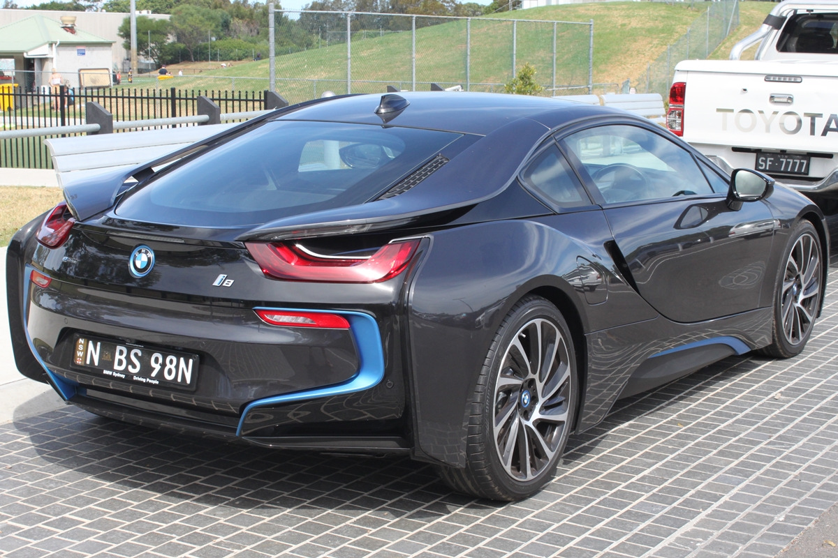 2015_BMW_i8_(I12)_coupe_(25955907275).jpg