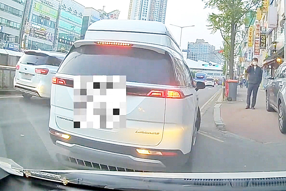 0_멈춘 카니발 차량_'보배드림'.jpg