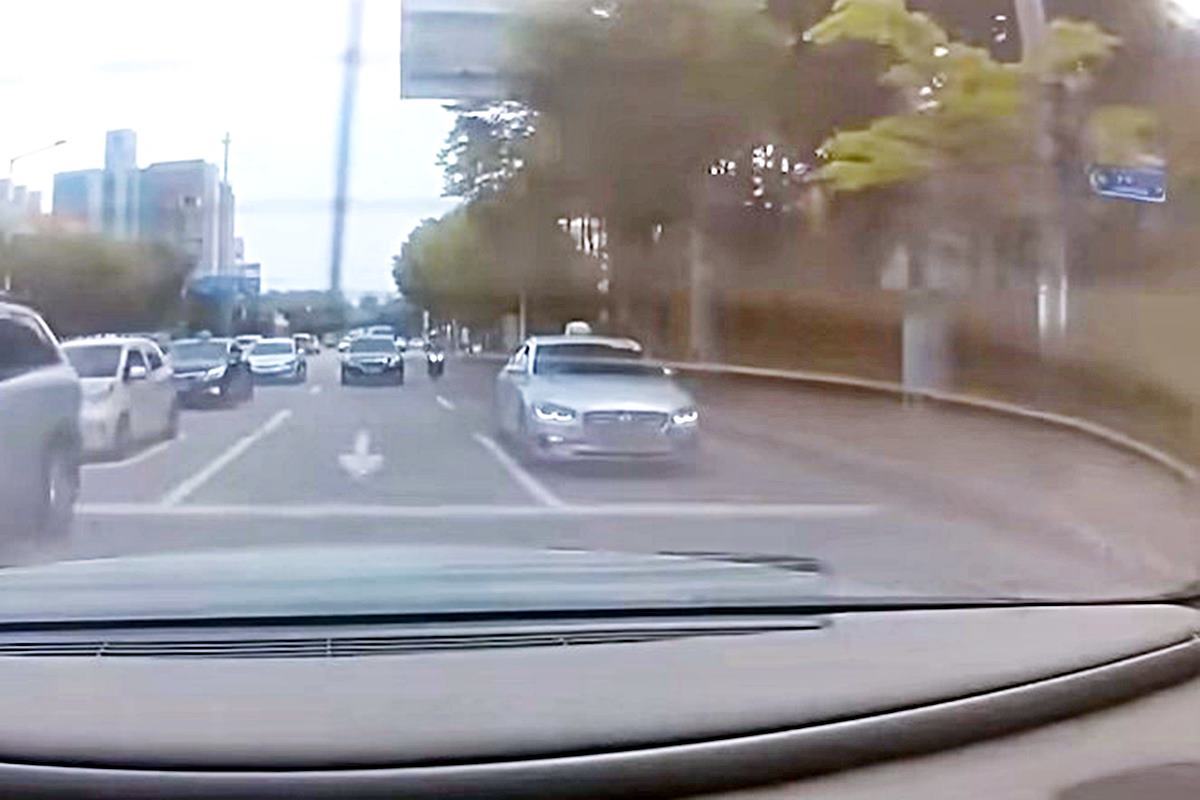 안전거리를 확보하지 않은 택시 사진 출처 = 유튜브 채널 '한문철TV'.jpg