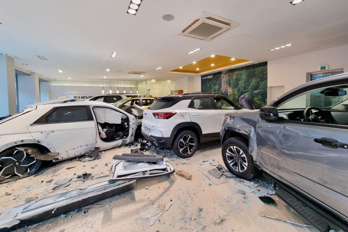 1_쉐보레 전시장으로 돌진한 현대 아이오닉 5 택시_강서소방서.jpg