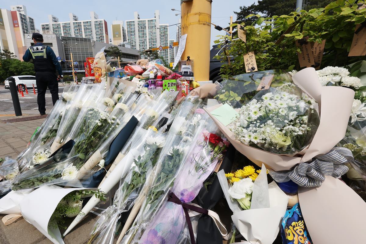 수원 스쿨존 초등학생 사망사고 추모 공간 사진 출처 = '매일경제'.jpg