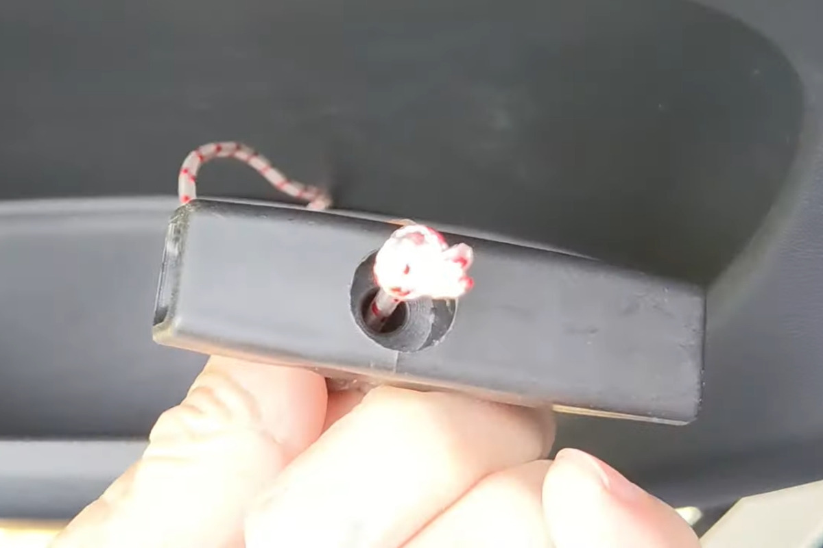 6_테슬라 모델 Y 2열 도어에 장착한 비상 개폐용 손잡이_유튜브 채널 'Tesla Roundup'.jpg