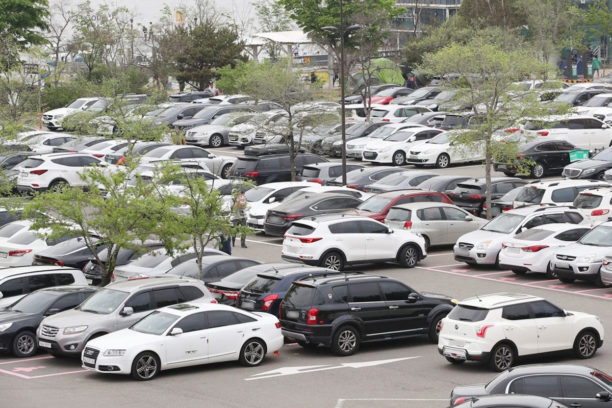 1_꽉 찬 한강공원 주차장_뉴스1.jpg