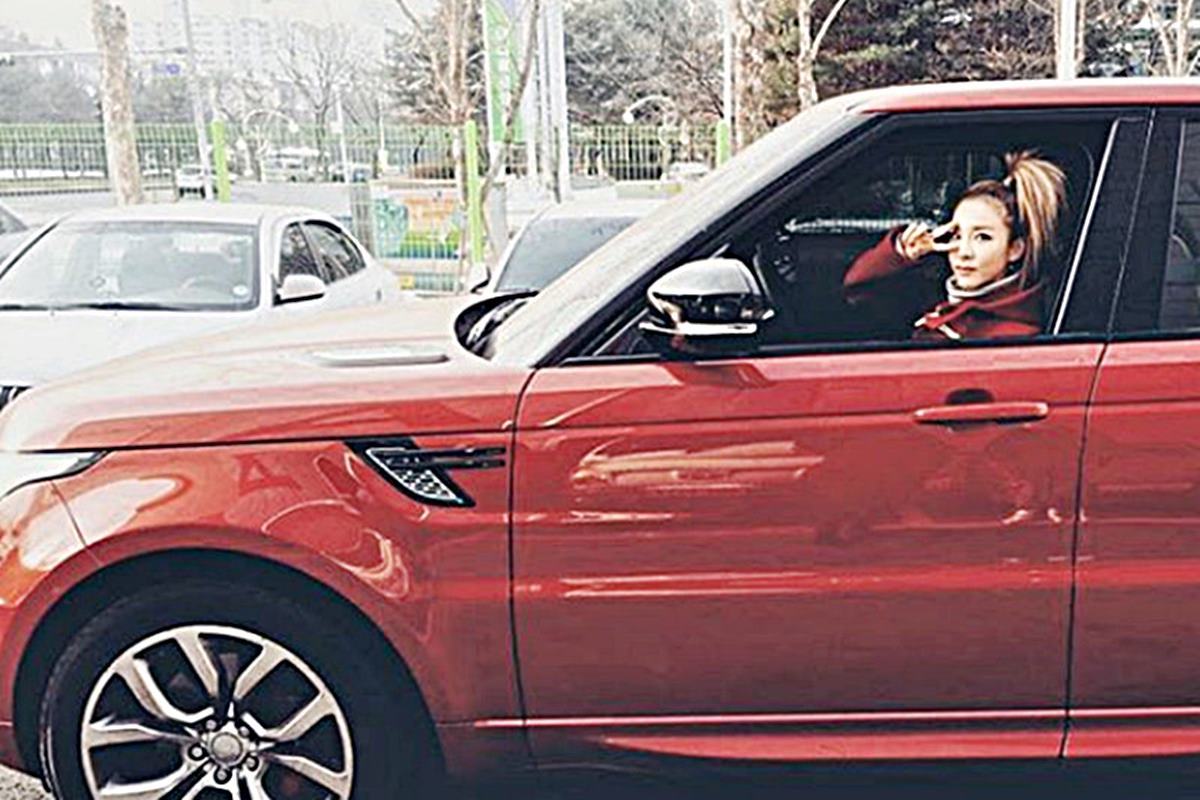 레인지로버 스포츠를 타는 산다라박.jpg