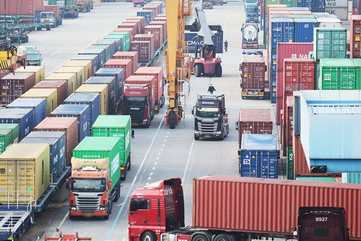 4_컨테이너 올리는 화물차들_한국무역협회.jpg