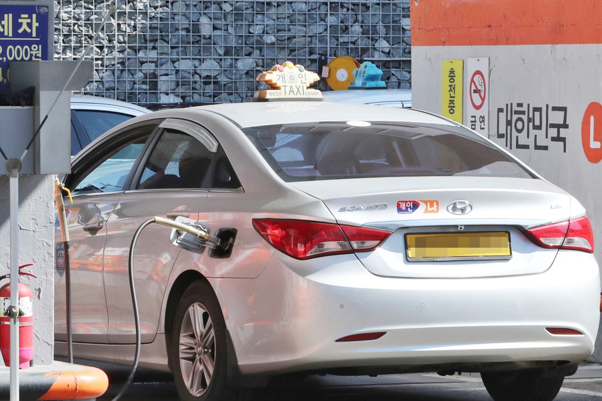 6_LPG 충전 중인 쏘나타 택시 차량_뉴스1.jpg